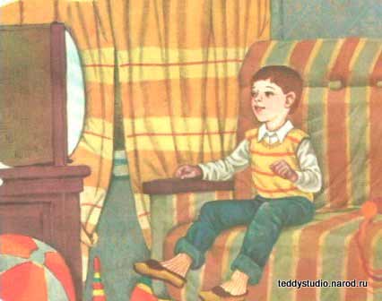 Мальчик смотрит телевизор